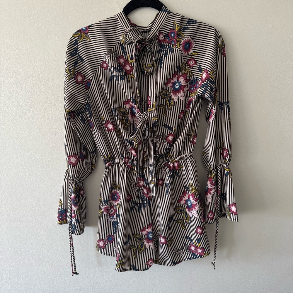 Gilli Striped Floral Bell Long Sleeve Romper Small Open Back Tie Closure - Picture 3 of 13